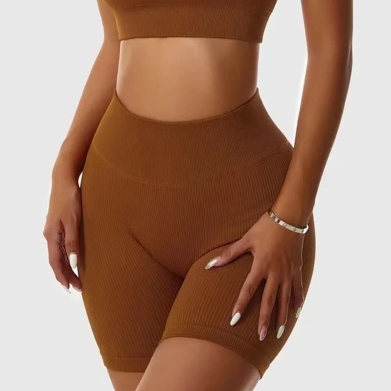 شورت يوجا بخصر مرتفع وتفصيل مبرز للأرداف